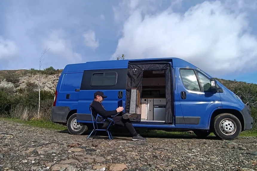 Preparativos para elegir destino para viajar en camper, lista de comprobación y accesorios de viaje.