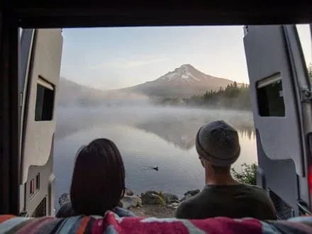 Camper estacionada en un paraje natural junto a un lago